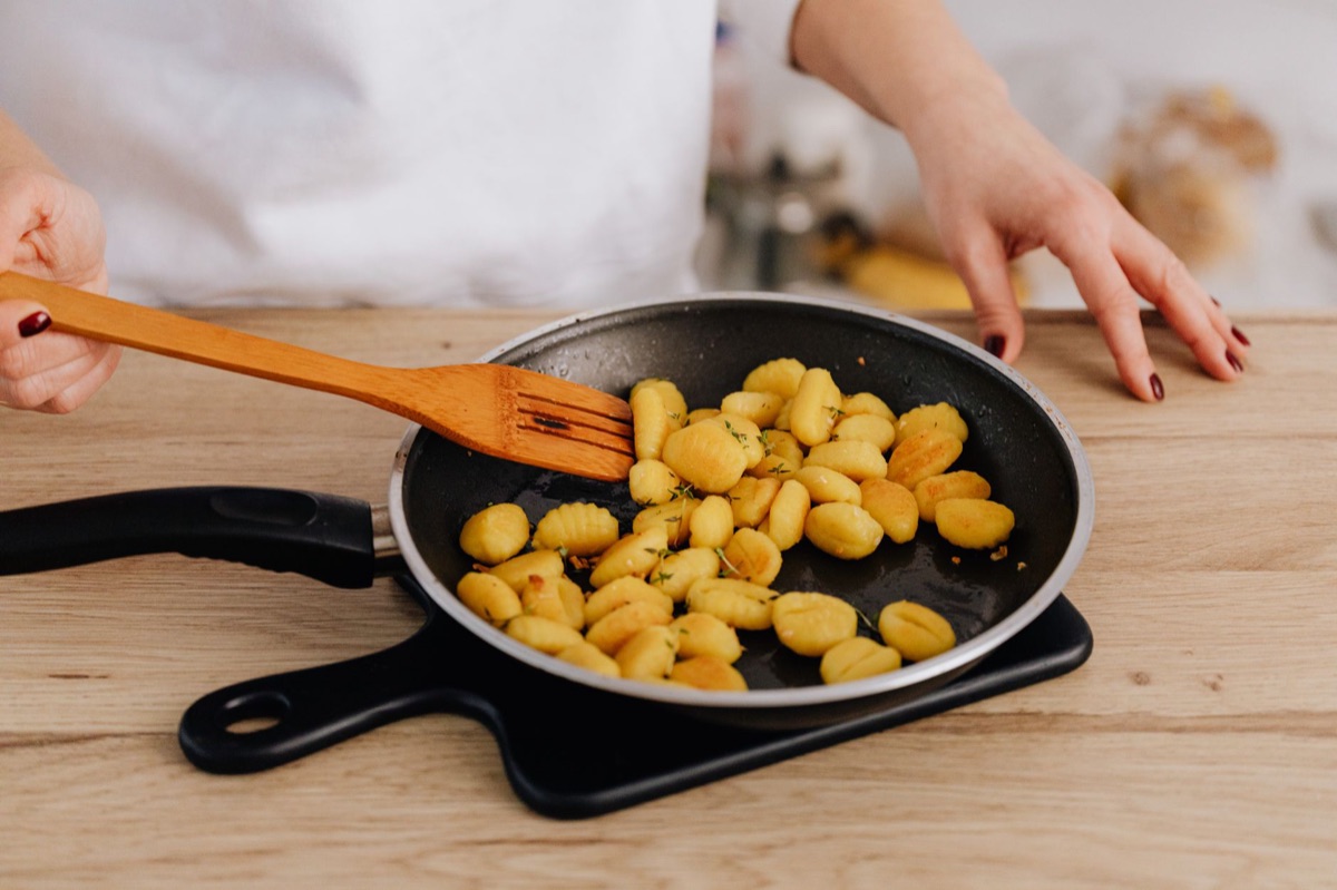 Pasta mit cremiger Sauce in einer Pfanne