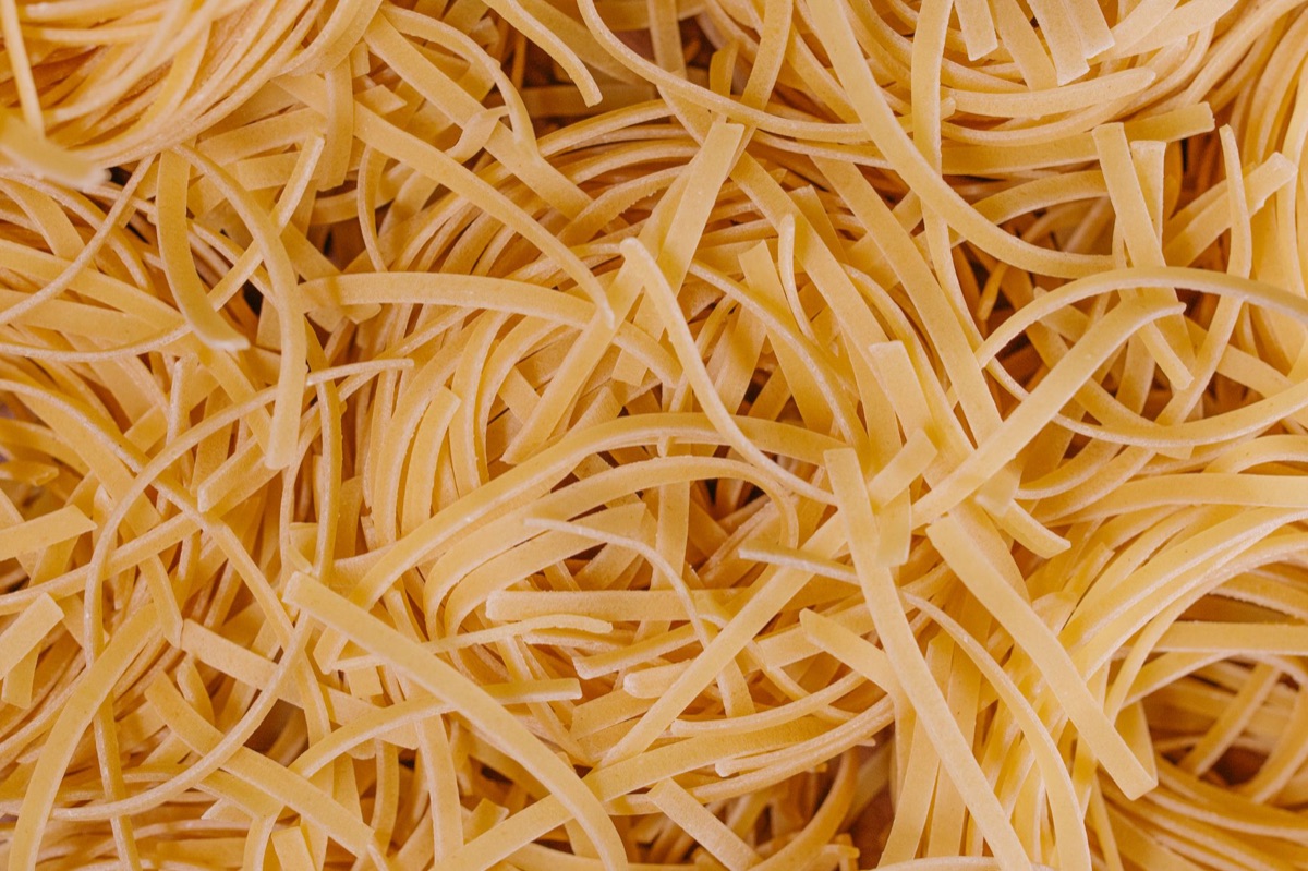 Variedad de pastas secas italianas sobre una mesa.
