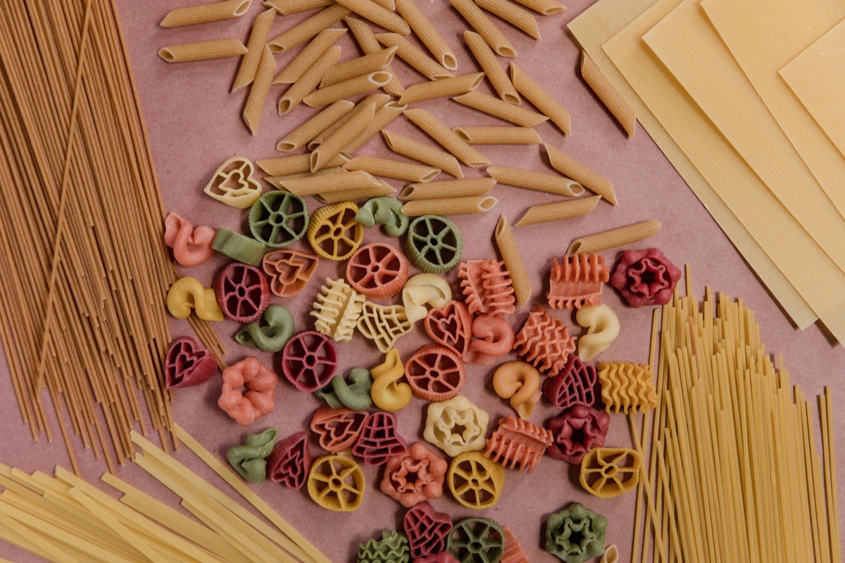 Verschillende soorten droge pasta zoals spaghetti en penne.