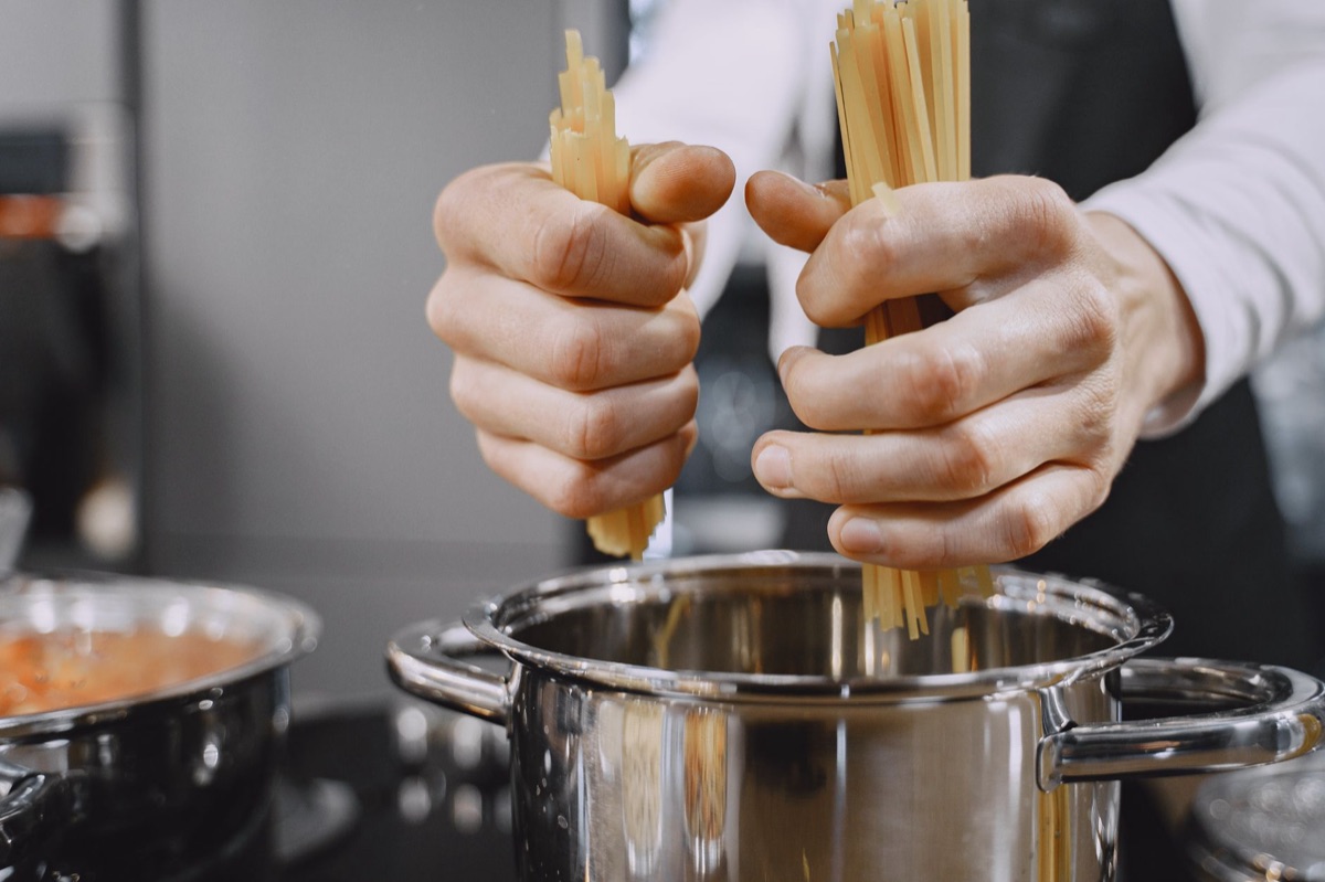 Kokend pasta water in een pan op het vuur.