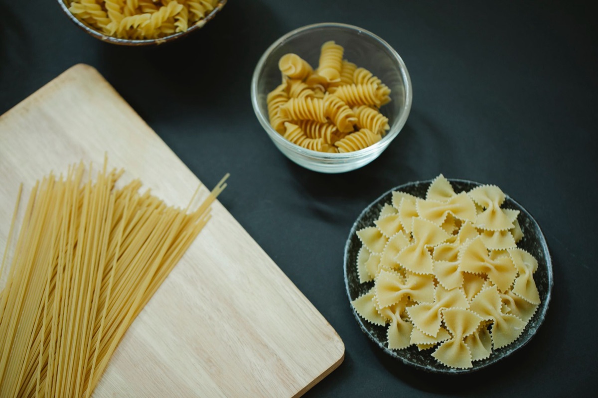 Diversos formatos de massa seca como espaguete e penne.