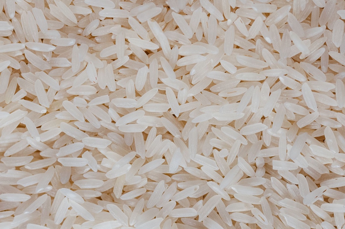 Witte rijstkorrels in een houten kom