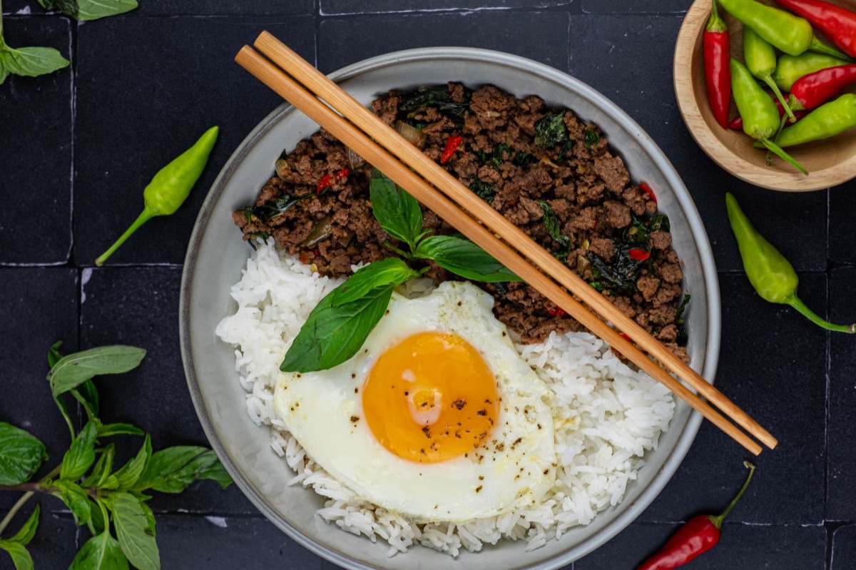 Ingredientes preparados para arroz frito como ovos e vegetais picados.