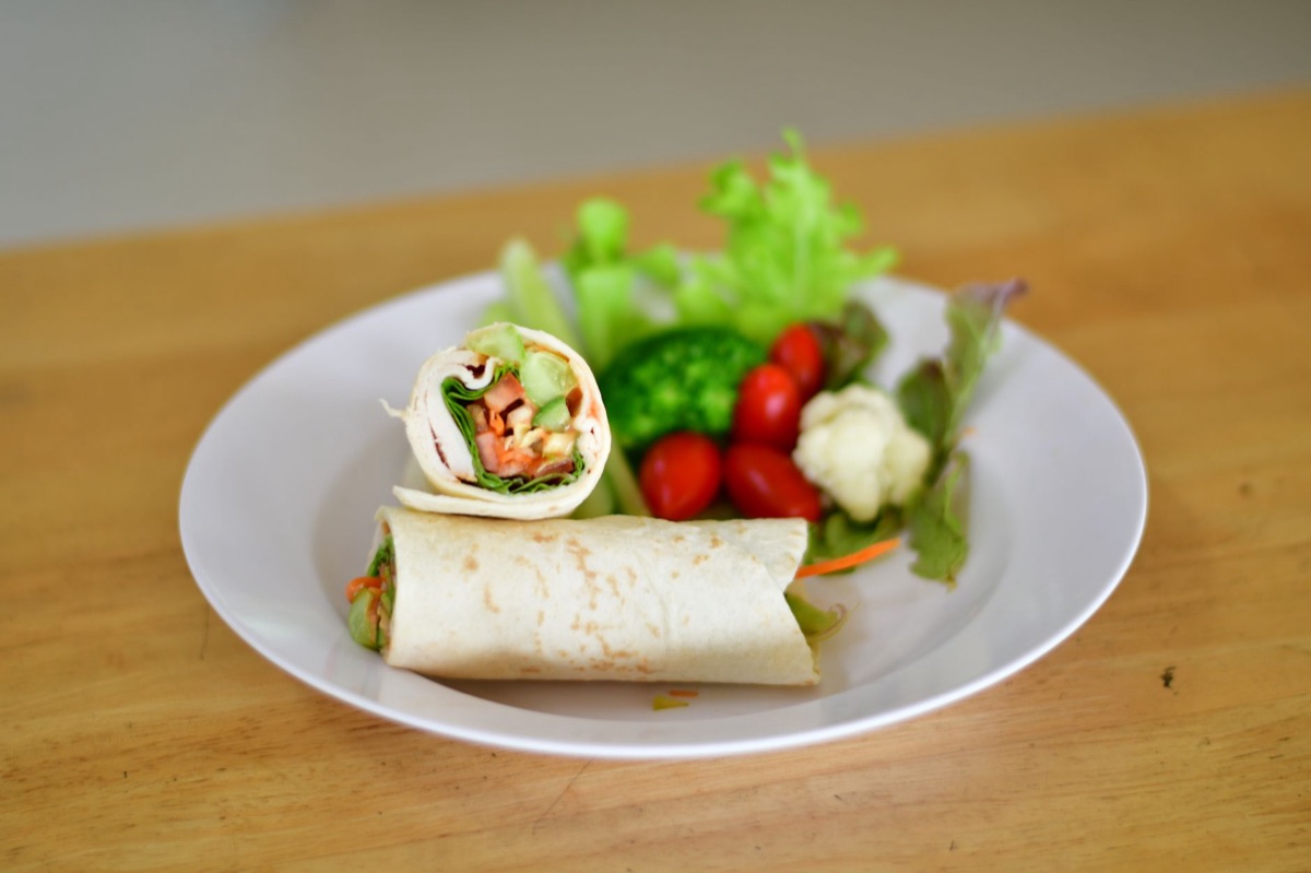 Ein frischer Lunch-Wrap mit buntem Gemüse.