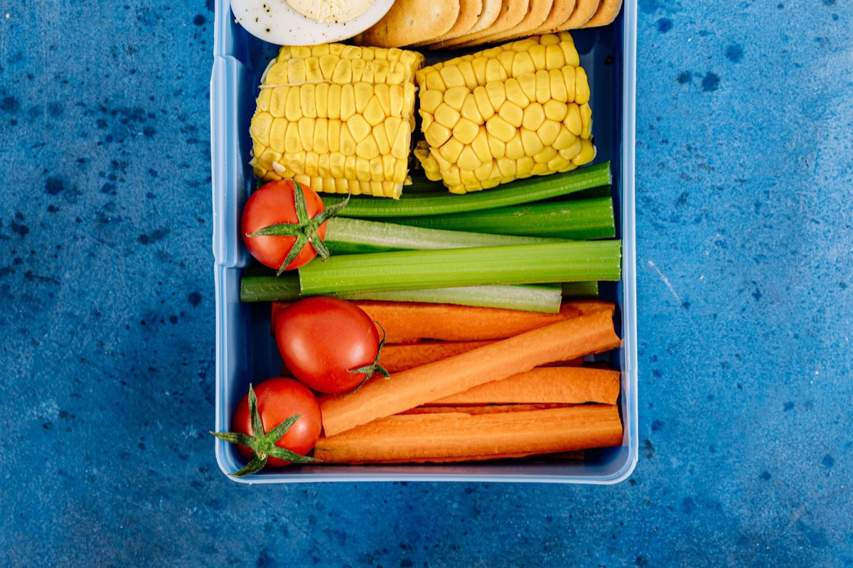 Contenedores de comida con vegetales frescos para preparar la semana.