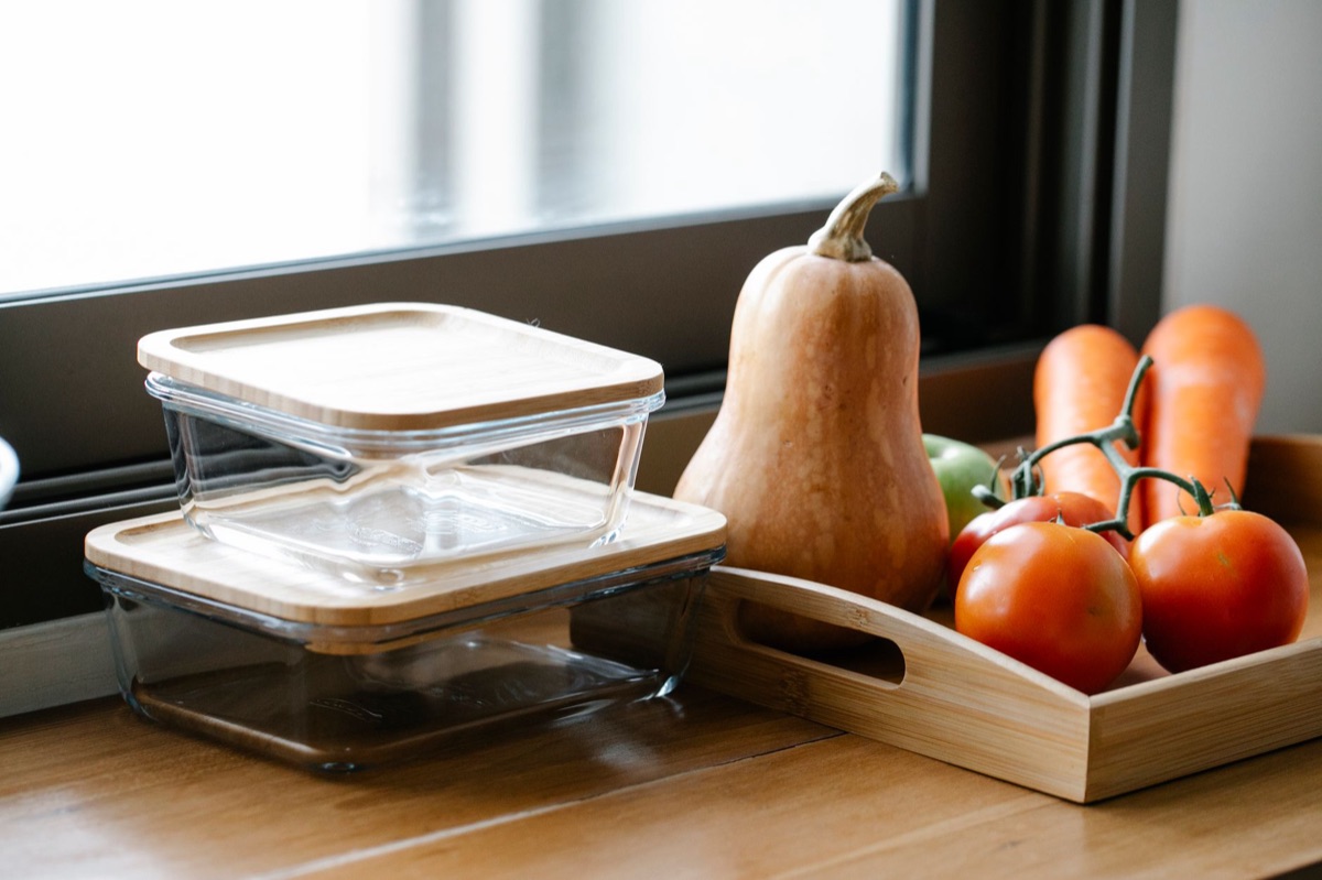 Contenitori per il meal prep con cereali e verdure fresche.
