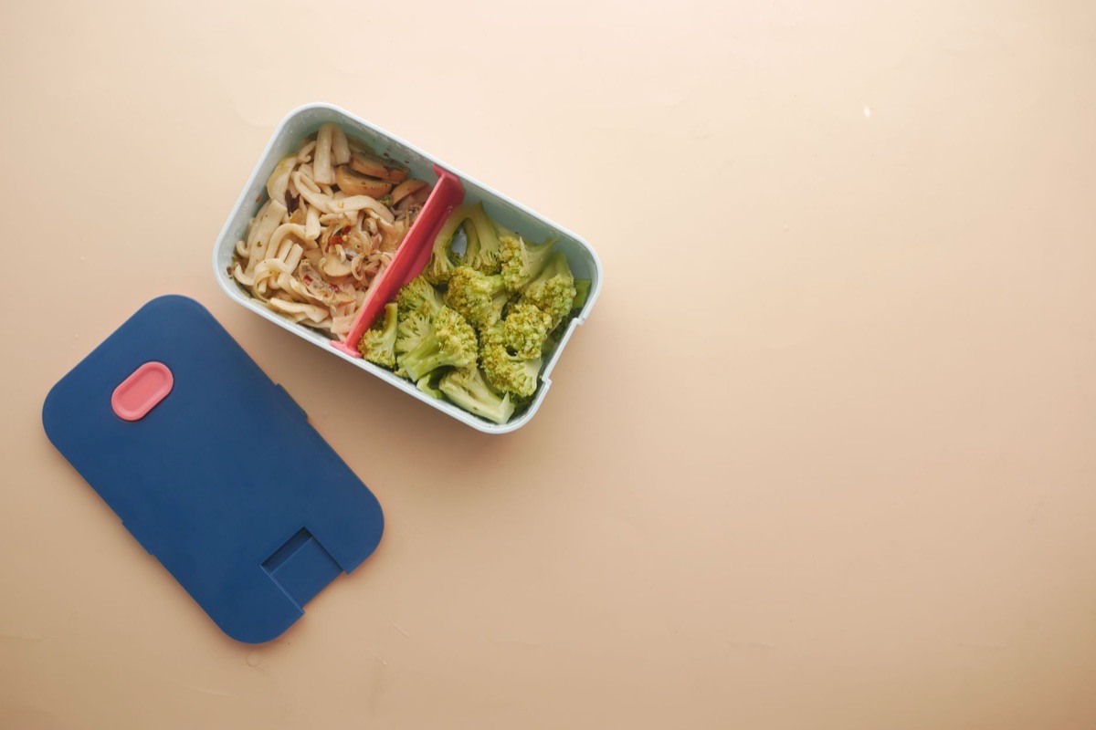 Een vers bereide salade in een herbruikbare lunchbox