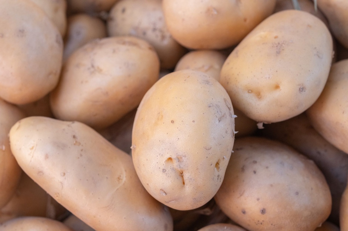 Geschälte Kartoffeln in einer Schüssel als Lösung für zu salziges Essen.