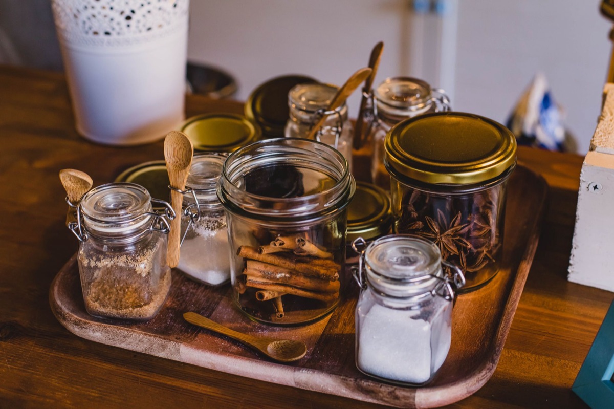 Un bocal en verre rempli d'eau pure sur un plan de travail de cuisine.