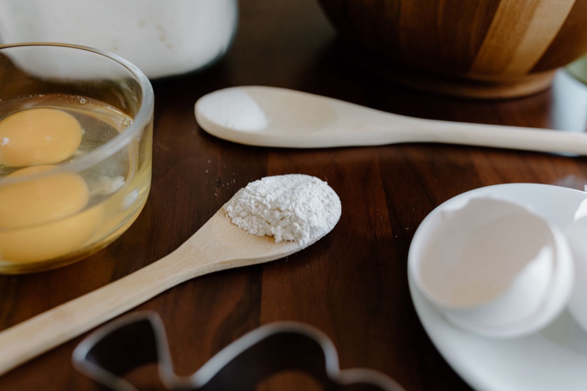 Utensili da cucina in legno e spatole disposti ordinatamente.