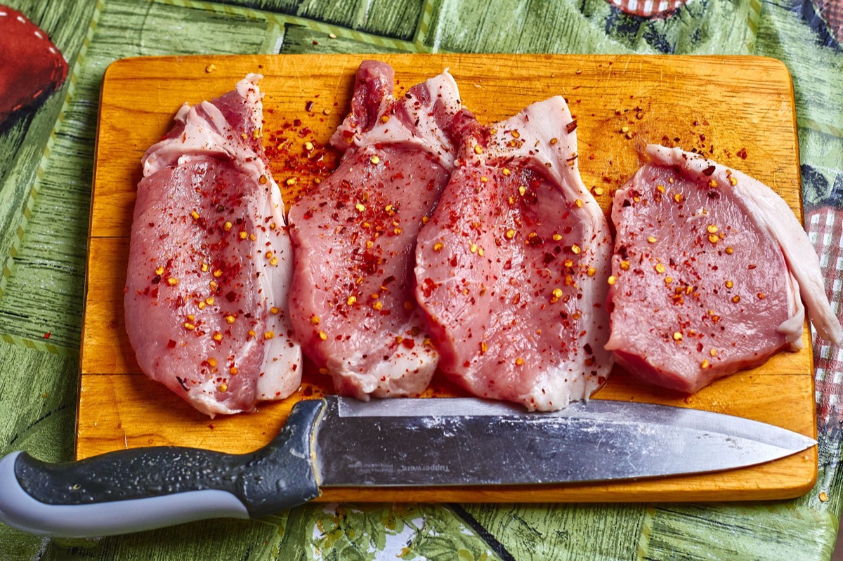 調理前の味付けされた新鮮なサムギョプサル肉