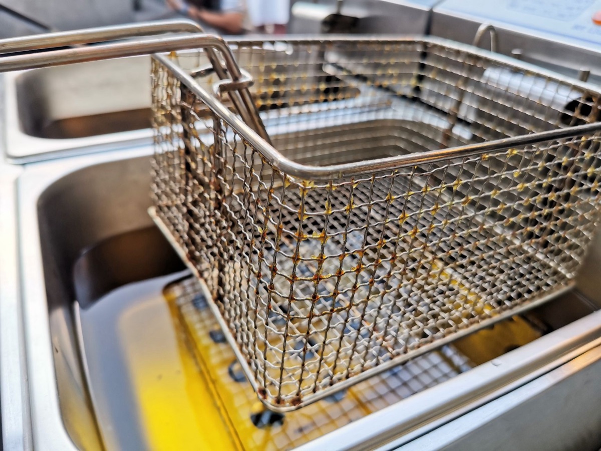 Een moderne airfryer op een aanrecht