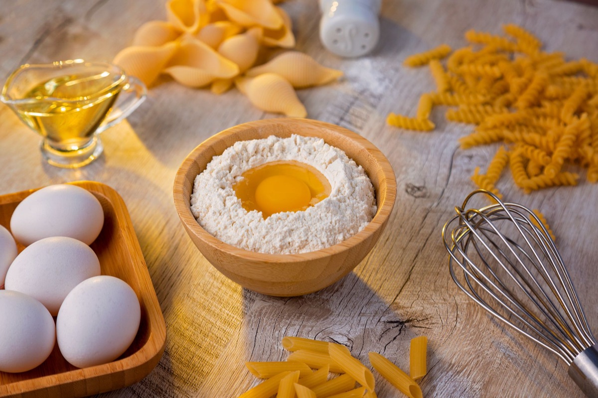 Frische Eier in einer Schüssel mit Schneebesen