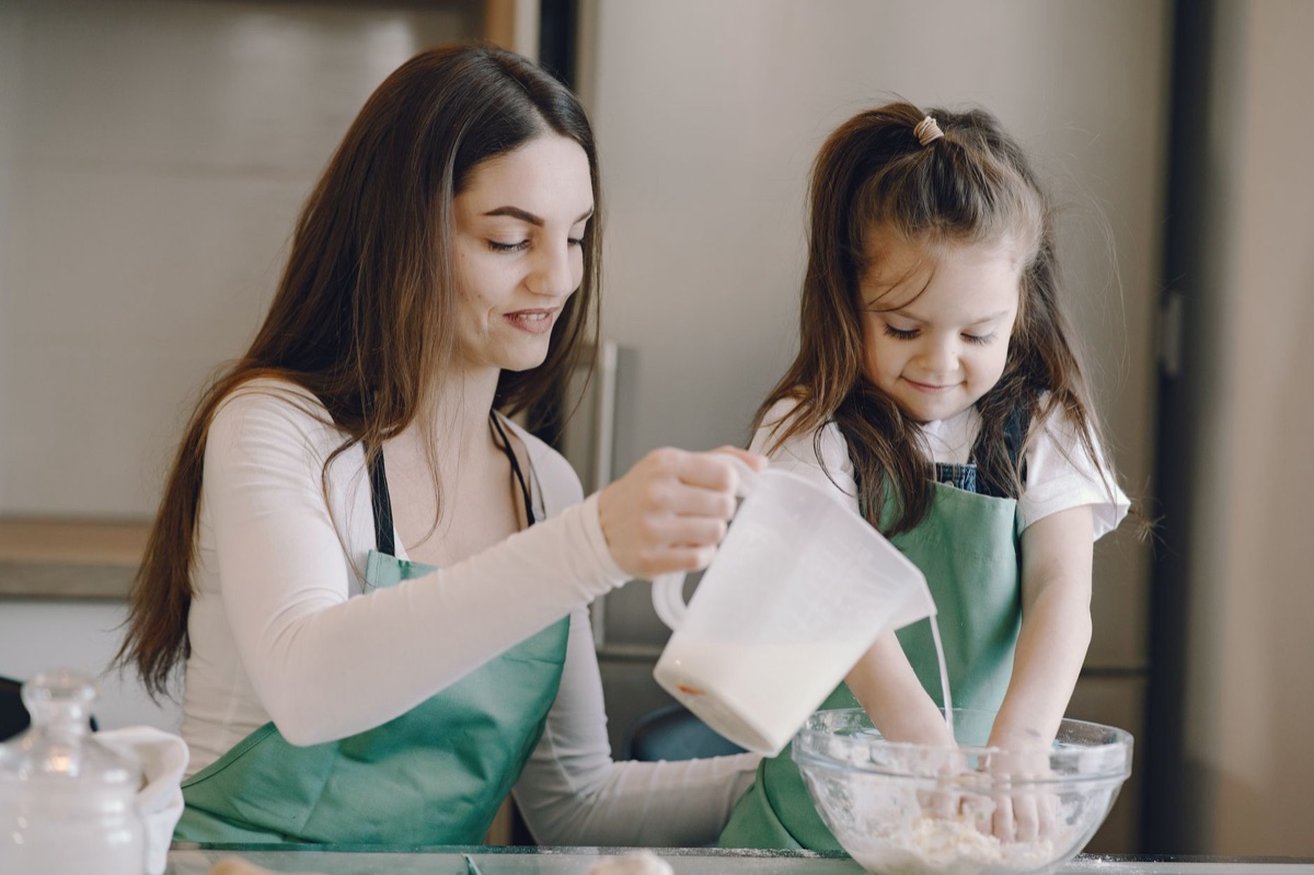 Messbecher mit Wasser für das perfekte Mischverhältnis