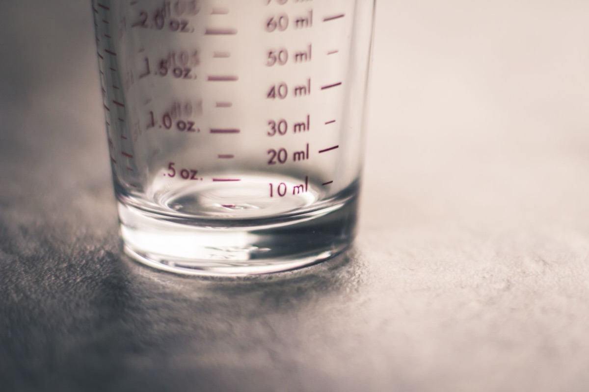 Measuring water in a glass cup for cooking ratio