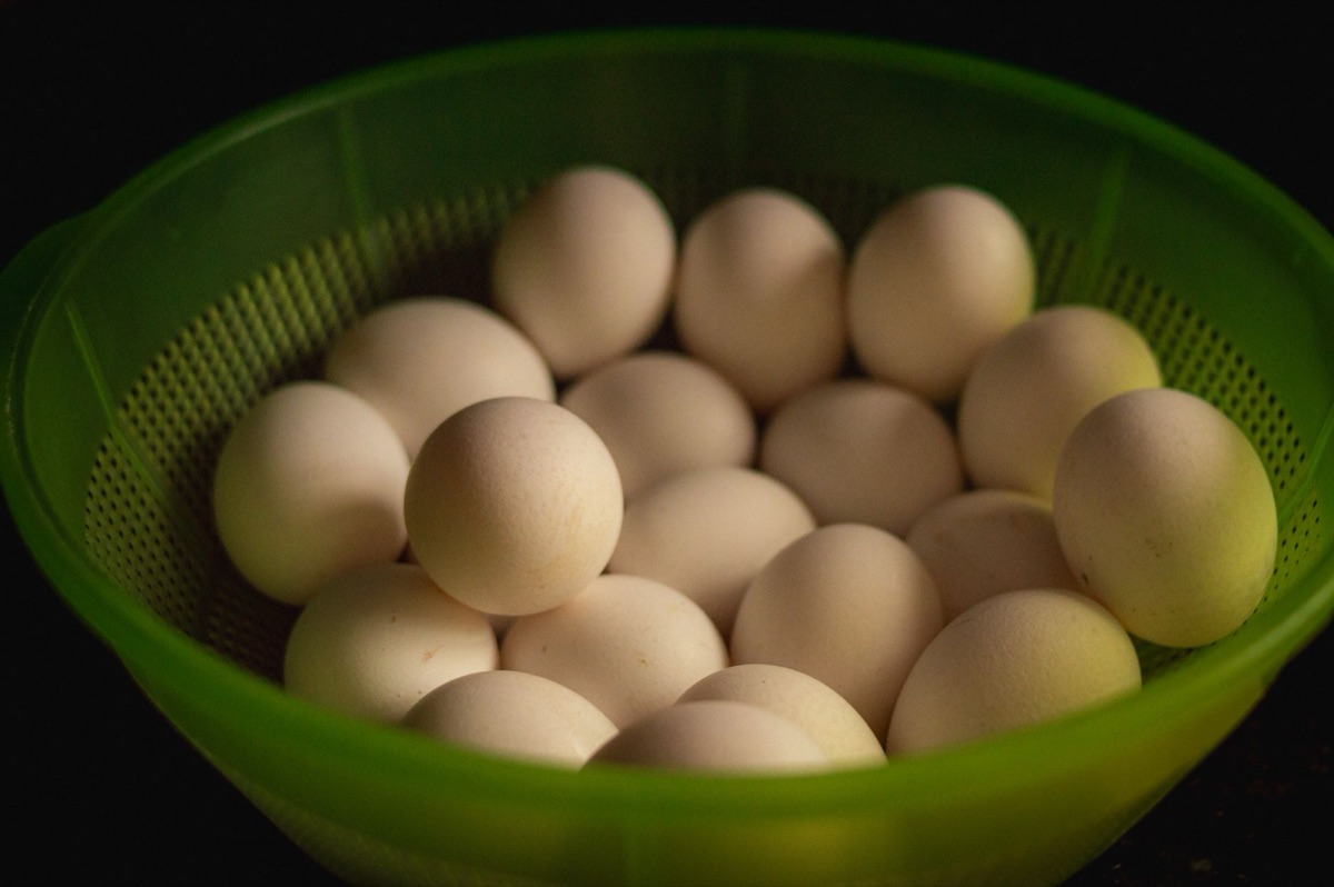 uova fresche in una ciotola