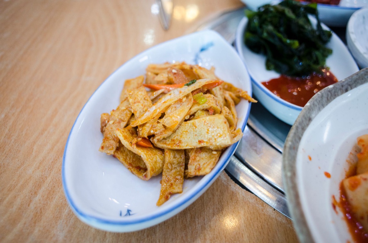 ingredientes para arroz frito con kimchi y un huevo