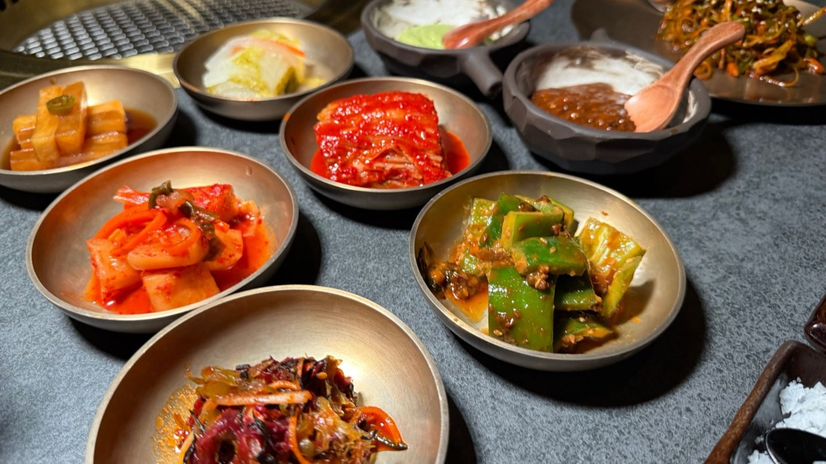 Kimchi fermenté et bol de riz blanc