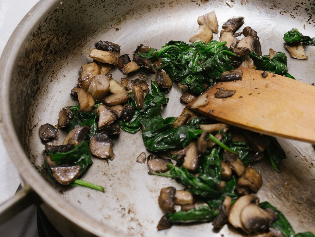 Cuisson du riz dans une poêle avec une spatule
