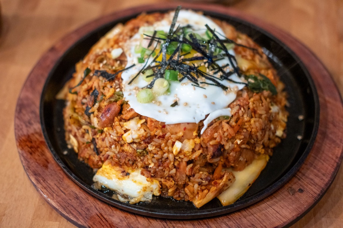Een bord heerlijke kimchi gebakken rijst