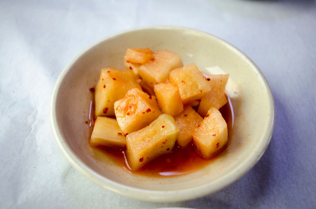 Schijfjes kimchi in een kom