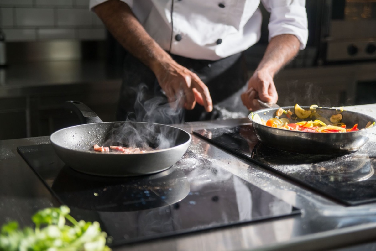 Rijst bakken in een pan