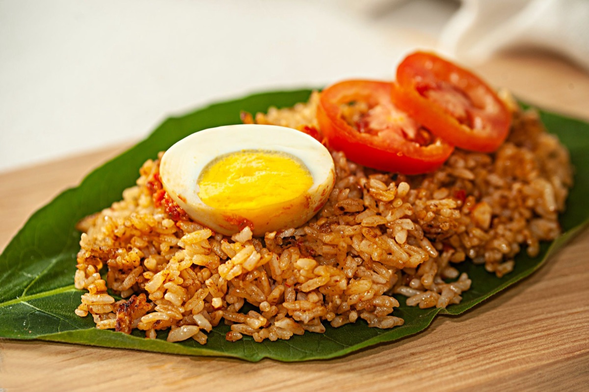 arroz frito com kimchi servido com um ovo frito por cima