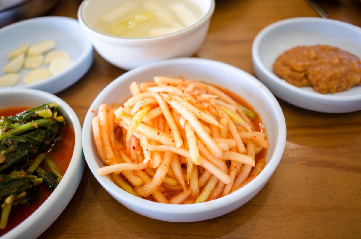 tigela de kimchi coreano picado e pronto para o preparo
