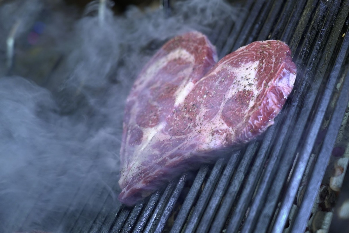 Ein Steak in einer gusseisernen Pfanne scharf anbraten