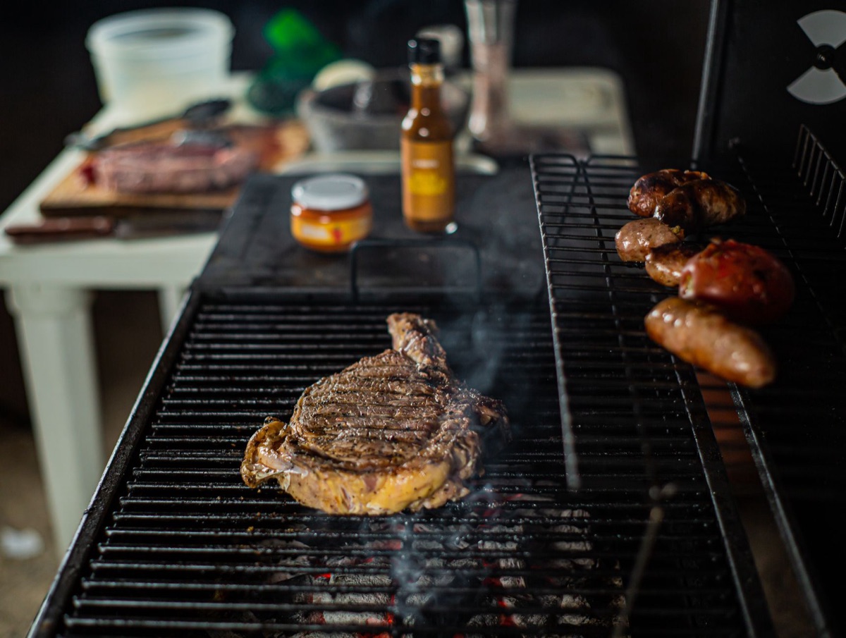 termómetro digital midiendo la temperatura interna de la carne