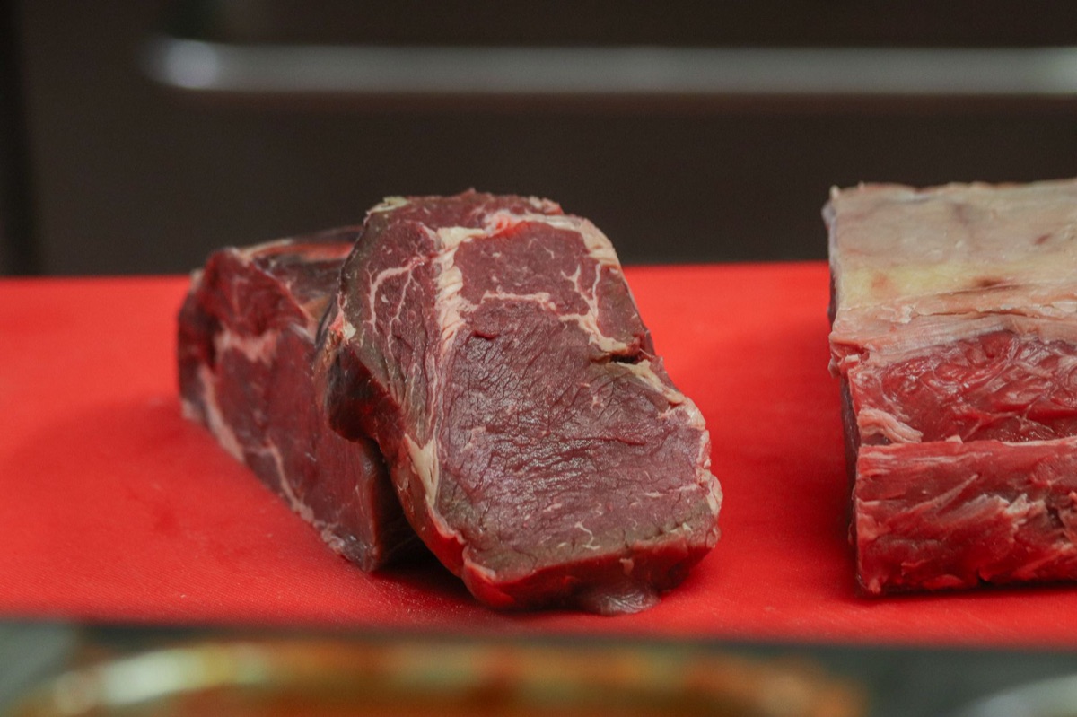 美しいサシが入った生の牛肉ステーキ