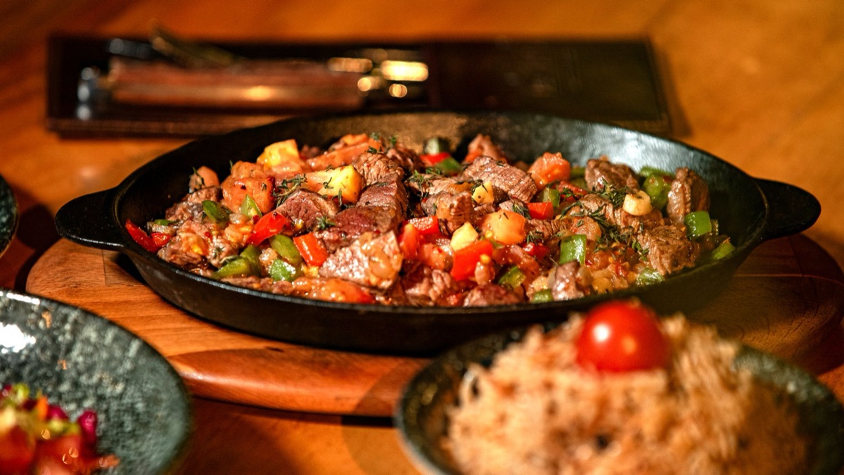 Steak bakken in een gietijzeren pan voor een perfecte korst