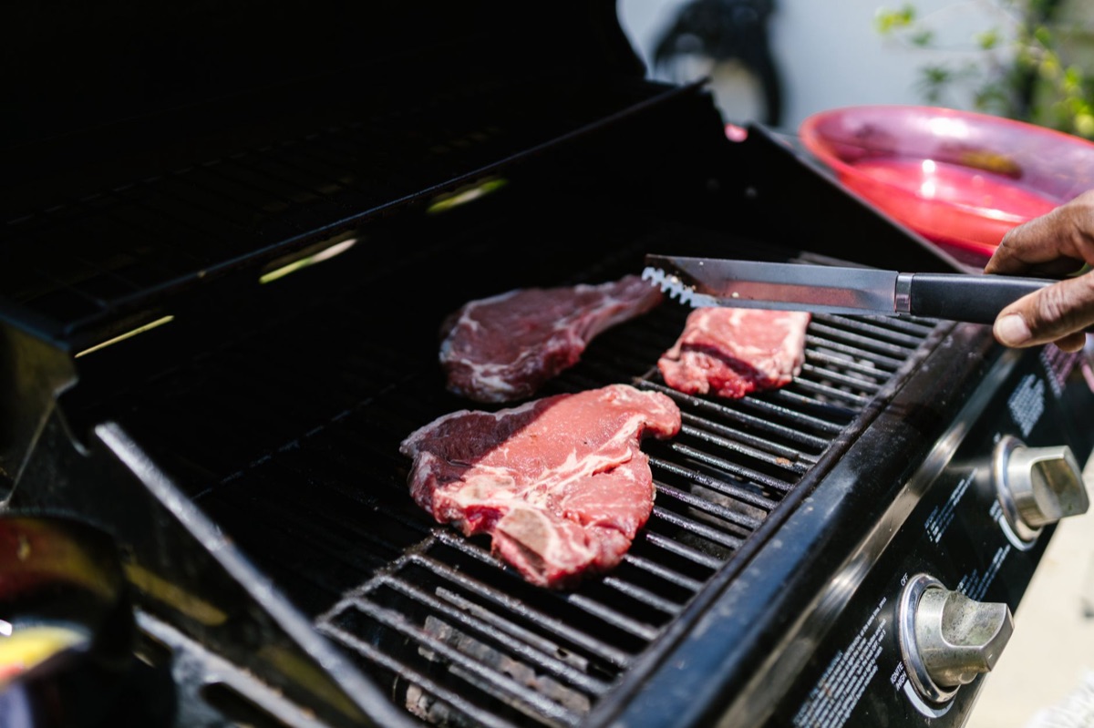 Corte de carne ribeye crua com marmoreio intenso.